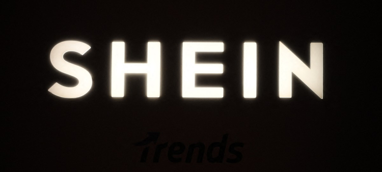 Una imagen muestra el logotipo de Shein durante el desfile de moda Urban Ritual Otoño-Invierno 2025/26 organizado por el gigante chino de la moda Shein en Milán, el 16 de octubre de 2025.
El Ministro de Economía, Roland Lescure, declaró el 3 de noviembre de 2025 que intentaría prohibir a Shein en Francia si volvía a vender muñecas sexuales con pornografía infantil, algo que el gigante asiático del comercio electrónico aseguró haber eliminado de su plataforma de ventas.