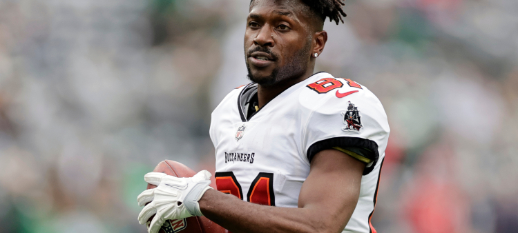 El receptor abierto de los Tampa Bay Buccaneers, Antonio Brown (81), camina por el campo durante un partido de fútbol americano de la NFL contra los New York Jets, el 2 de enero de 2022, en East Rutherford, NJ (Foto AP/Adam Hunger, Archivo)