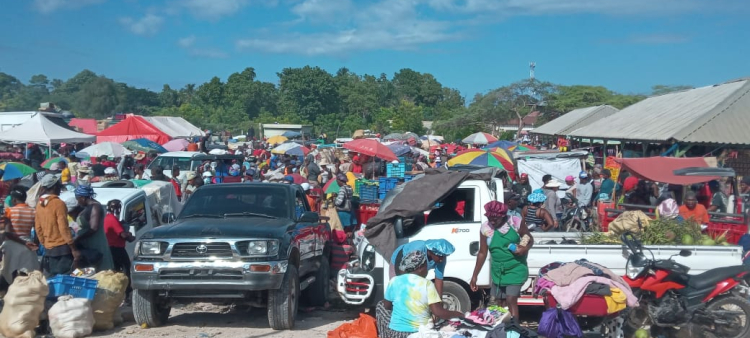 Mercado binacional en Pedernales