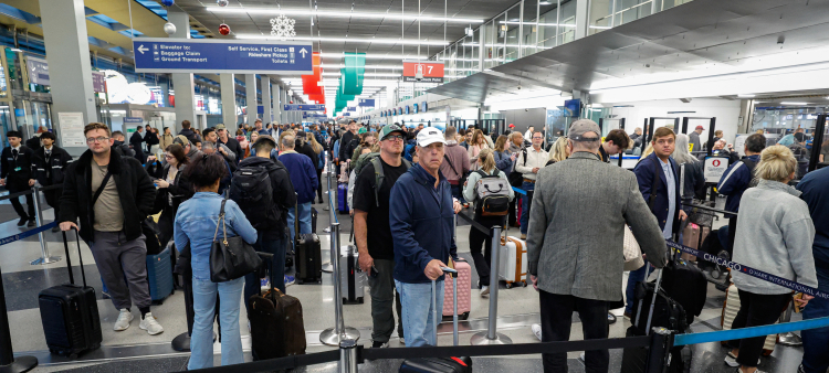 Las principales aerolíneas estadounidenses anunciaron que los clientes afectados pueden modificar sus planes de viaje o solicitar un reembolso sin penalización.
