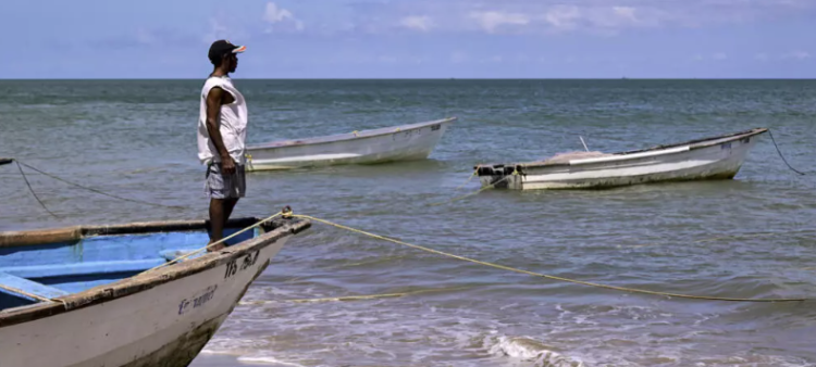 Un pescador de Cedros, en Trinidad y Tobago, observa en el horizonte los barcos que navegan por el mar, el 28 de octubre de 2025.