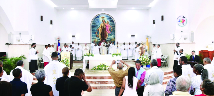 Monseñor Manuel Ruiz de la Rosa,  mientras oficia su primera misa en la parroquia de Stella Maris.