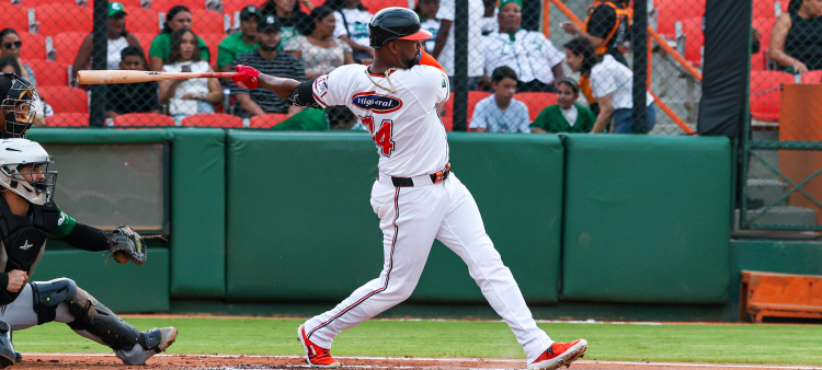 Eloy Jiménez al momento de pegar su largo cuadrangular en el choque contra las Estrellas.