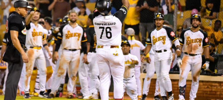 Los jugadores de las Águilas celebran luego de haber conectado un cuadrangular en el juego contra los Gigantes.