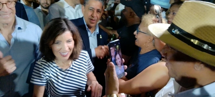 La gobernadora estuvo acompañada del congresista Adriano Espaillat, el comisionado de Transporte de Nueva York, Ydanis Rodríguez y su esposo.