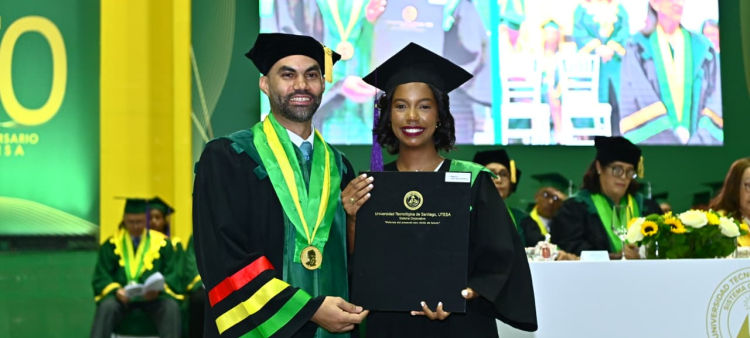 Entre los nuevos egresados destaca la periodista del periódico Listín Diario, Ashley Martínez, quien culminó sus estudios en la carrera de Comunicación Social.