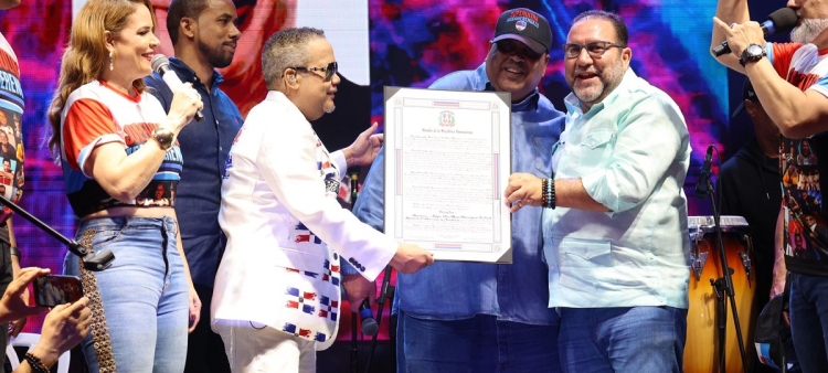 Héctor Acosta y Luis Medrano, al centro, junto al senador Ramón Rogelio Genao, quien entregó el reconocimiento al empresario artístico.