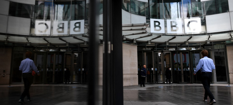 Un hombre camina frente a la sede de la BBC en Portland Place, Londres, el 2 de julio de 2020.
Tim Davie anunció que el 9 de noviembre de 2025 dejará su cargo como director general de la BBC. Esto se produce tras las preocupaciones suscitadas sobre la imparcialidad de la corporación, incluyendo la edición de un discurso del presidente estadounidense Donald Trump en un episodio de Panorama.
