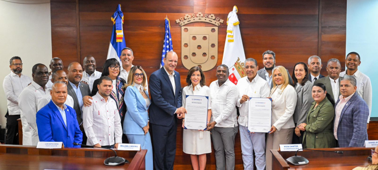 Kathy Hochul y Adriano Espaillat reciben reconocimiento en el ayuntamiento de Santiago.