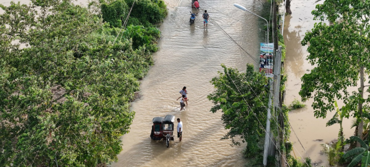 El 11 de noviembre de 2025, en la ciudad de Tuguegarao, provincia de Cagayán, al norte de Manila, la gente caminaba con el agua hasta las rodillas por una calle inundada, mientras las intensas lluvias provocadas por el supertifón Fung-wong seguían anegando viviendas.