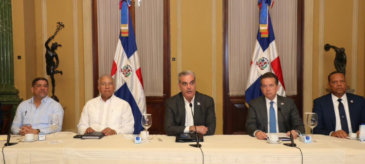 El jefe del Estado agregó que también se analizaron medidas para mejorar la producción y el comercio, tanto en el ámbito agrícola como industrial, así como la evolución de los mercados internacionales.