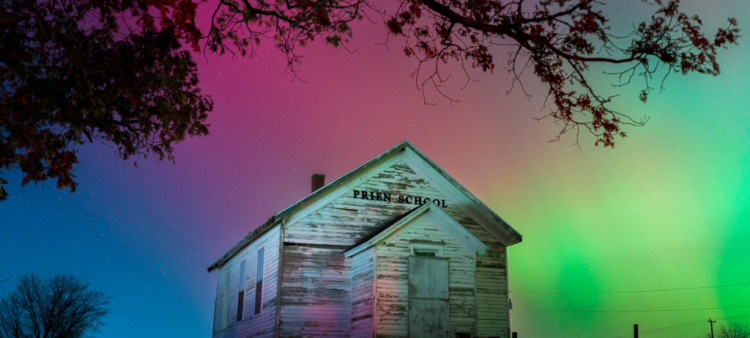 La aurora boreal iluminó el cielo nocturno sobre Monroe, Wisconsin, el 11 de noviembre de 2025, durante una de las tormentas solares más intensas de las últimas décadas.