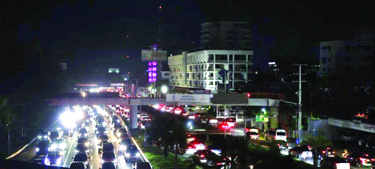 El apagón general que afectó el país trastocó el tránsito vehicular en la capital.
