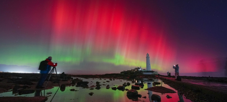 Una aurora boreal brilla en el cielo sobre el faro de Santa María en Whitley Bay, Inglaterra, el 12 de noviembre de 2025. Una aurora boreal brilla en el cielo sobre el faro de Santa María en Whitley Bay, Inglaterra, el 12 de noviembre de 2025.