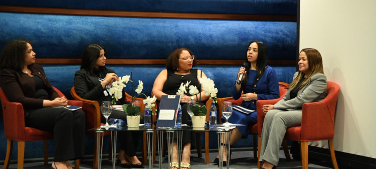 Conversatorio sobre los feminicidios.