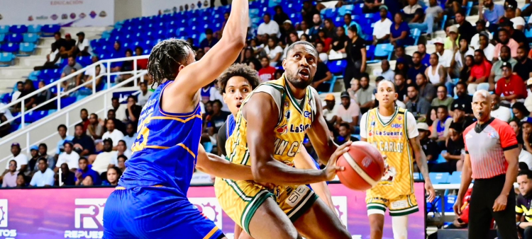 Tyran De Lattibeaudiere, de San Carlos, es defendido por Shamill Paulino, de Mauricio Báez.