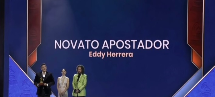 Eddy Herrera al recibir la estatuilla del Latin Grammy 2025 por su álbum de merengue "Novato apostador".