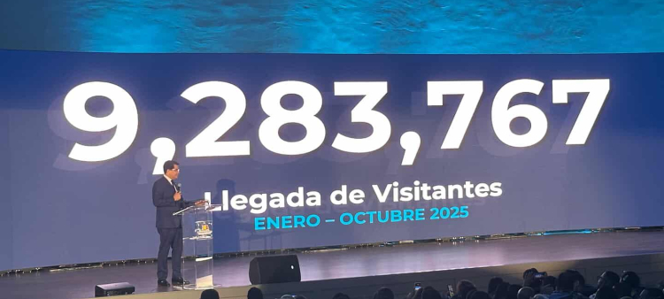 El ministro de Turismo, David Collado, presentó ayer la cifra de los turistas que llegaron al país durante el presente año.