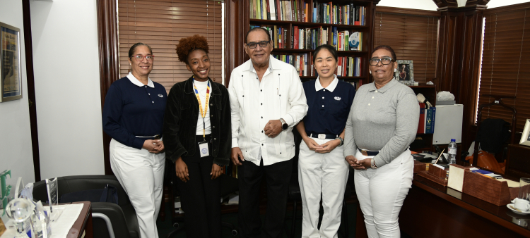 Representantes de la taiwanesa Fundación Tzu Chi junto al director de Listín Diario, Miguel Franjul, y la periodista Elkys Cruz.