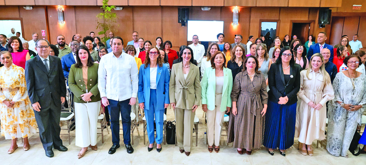 Raquel Arbaje junto a participantes en la actividad.