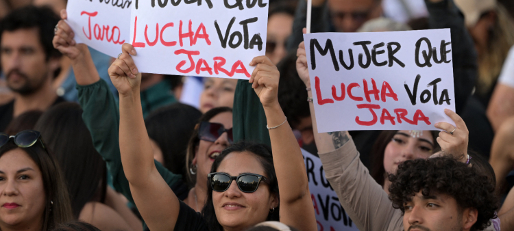 El pulso principal, según los últimos sondeos, publicados antes de la veda electoral, hace 15 días, apunta a Jara y Kast, pero en las últimas semanas Kaiser ha ganado fuerza entre el electorado.
