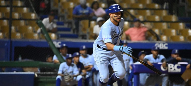 Cristhian Adames al momento de pegar hit impulsador.