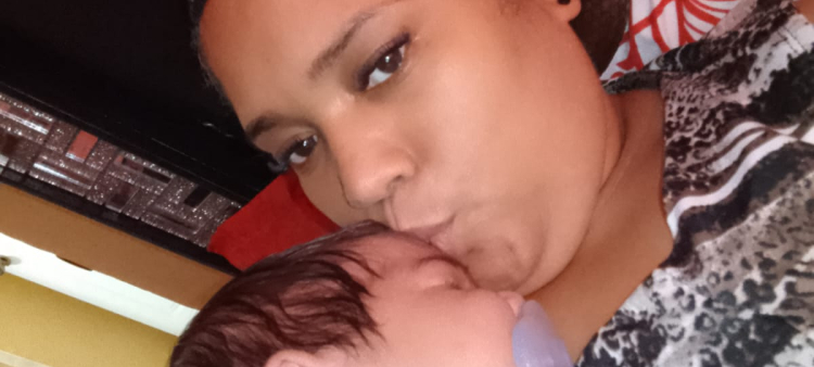 Ana Sánchez junto a uno de sus cinco hijos