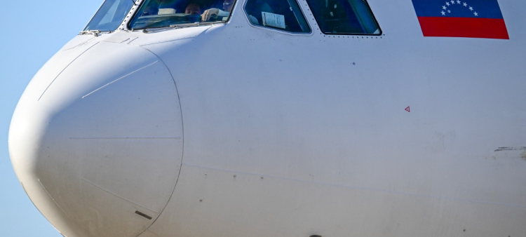 Un avión de Conviasa Airlines rueda tras aterrizar en el Aeropuerto Internacional Simón Bolívar de Maiquetía, Venezuela, el 3 de diciembre de 2025.