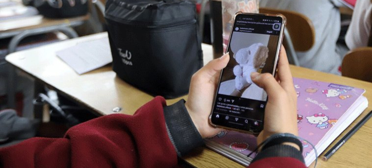 Los jóvenes, enganchados al teléfono móvil.