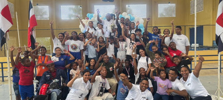 Directivos y atletas de la Asociación de Judo de Bayaguana, al recibir el trofeo de campeones.