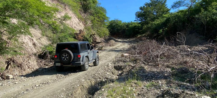 Los productores se quejan por las pésimas condiciones de la carretera que comunica con el Manaclar de Baní.