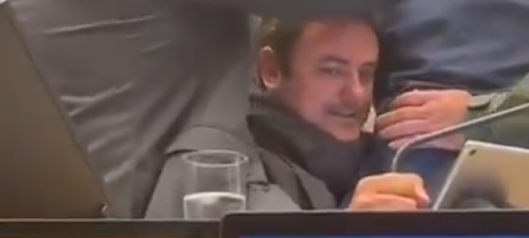 Después de anunciar la tramitación del texto, el diputado Glauber Braga, del Partido Socialismo y Libertad (PSOL), ocupó la silla de la presidencia de la Cámara baja, protestando por el proyecto de "amnistía" que "premia a los golpistas".