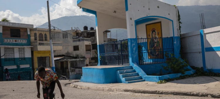 Un hombre al cruzar una calle con barricadas en el vecindario Bel Air de Puerto Príncipe, Haití, el 25 de septiembre del 2021.