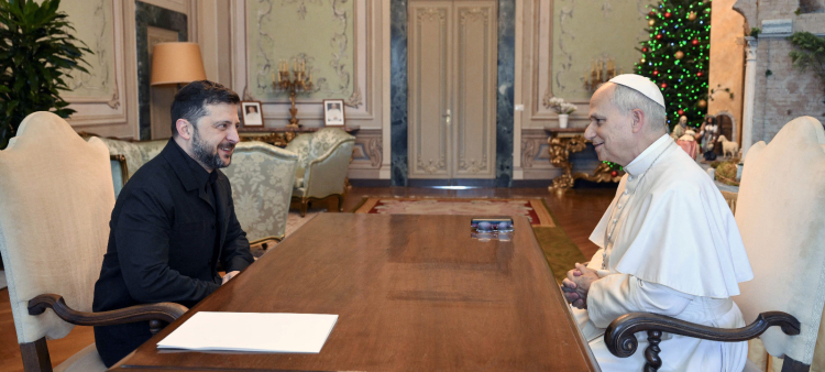 El Papa León XIV recibe en audiencia privada a Su Excelencia el Sr. Volodymyr Zelensky, Presidente de la República de Ucrania, ayer en el Vaticano.