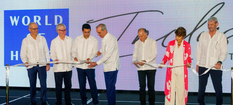 El presidente Luis Abinader, el ministro de Turismo David Collado, y ejecutivos de los hoteles participaron en la actividad inaugural.