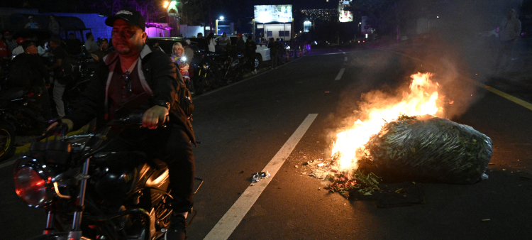 Partidarios de la candidata presidencial de LIBRE, Rixi Moncada, queman bolsas de basura cerca de la sede del Instituto Nacional de Formación Profesional, donde se encuentra el material electoral de las últimas elecciones presidenciales