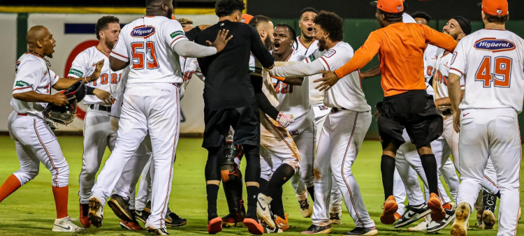 Jugadores de los Toros celebran tras hit de oro.