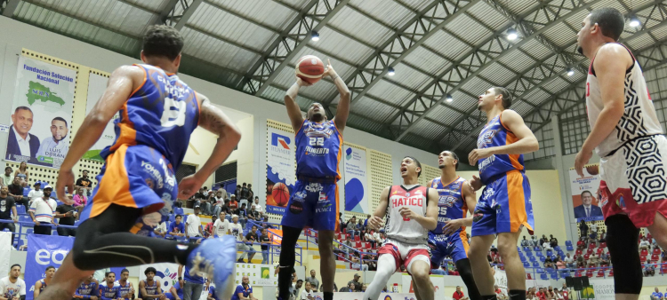 Acción de uno de los partidos efectuados en las semifinales del torneo de baloncesto superior de Mao, Valverde.