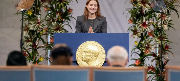 La hija de la ganadora del Premio Nobel de la Paz, Ana Corina Sosa, acepta el premio en nombre de su madre durante la ceremonia del Premio Nobel de la Paz en el Ayuntamiento de Oslo.