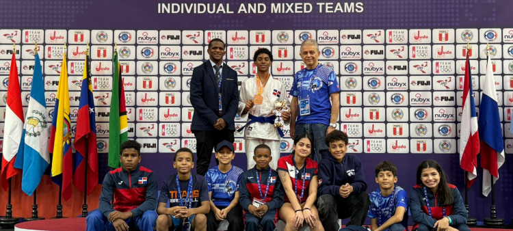Entrenadores y atletas dominicanos que participaron en el campeonato panamericano sub-13 y sub-15.
