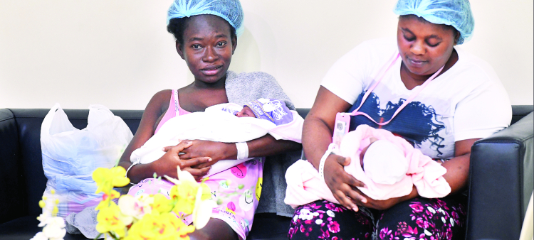 Hospitales registran reducción considerable en los partos de madres haitianas este año.