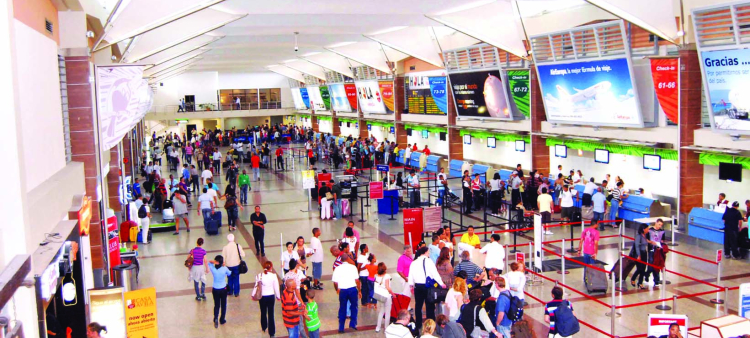 Autoridades refuerzan medidas sanitarias en aeropuerto.