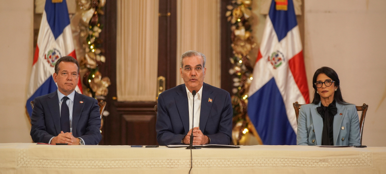 El presidente Luis Abinader junto al ministro Víctor -Ito- Bisonó y la presidenta de Adozona, Claudia Pellerano.