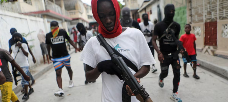 "Los bandidos controlan tanto la circulación de productos alimenticios en el país, violan a las mujeres que los transportan de una ciudad a otra y les exigen dinero para dejar pasar los cargamentos", afirmó la fuente.