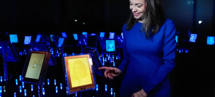 La ganadora del Nobel de la Paz, María Corina Machado, asiste a la inauguración de la exposición oficial del Premio Nobel de la Paz en el Centro Nobel de la Paz en Oslo, Noruega, el jueves 11 de diciembre de 2025.