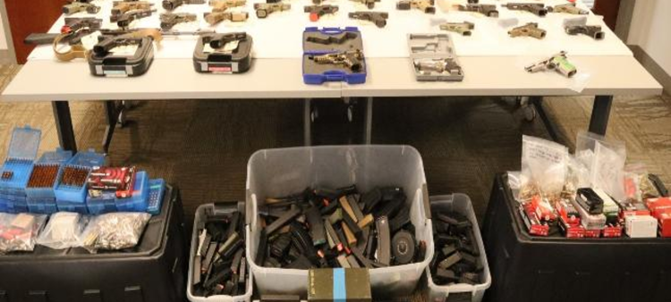 Durante los años 2023 y 2024, Ortega Martínez y sus cómplices traficaron más de 1000 armas de fuego.