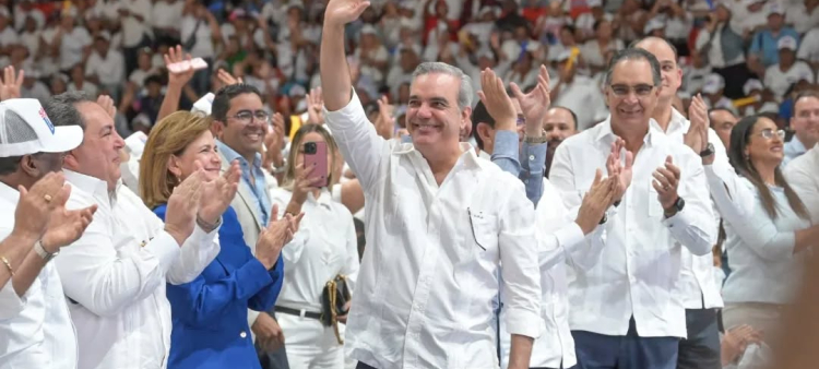 El entonces candidato presidencial Luis Abinader asiste a una juramentación del movimiento "Salud con Luis". En el fondo, Santiago Hazim.