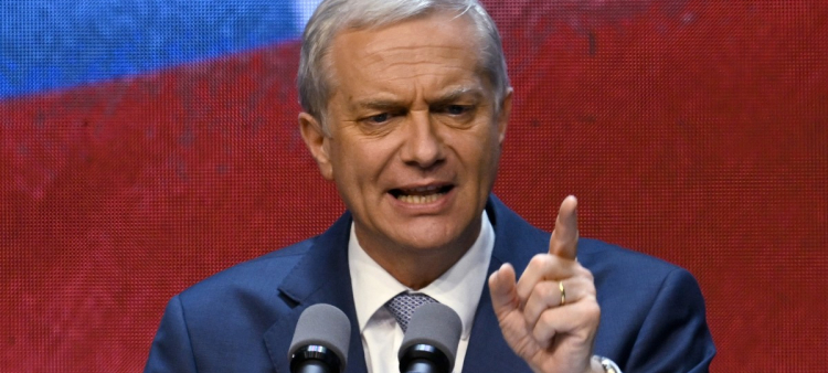 El candidato presidencial chileno José Antonio Kast, del Partido Republicano, pronuncia un discurso al celebrar los resultados de la segunda vuelta de las elecciones presidenciales en Santiago el 14 de diciembre de 2025.