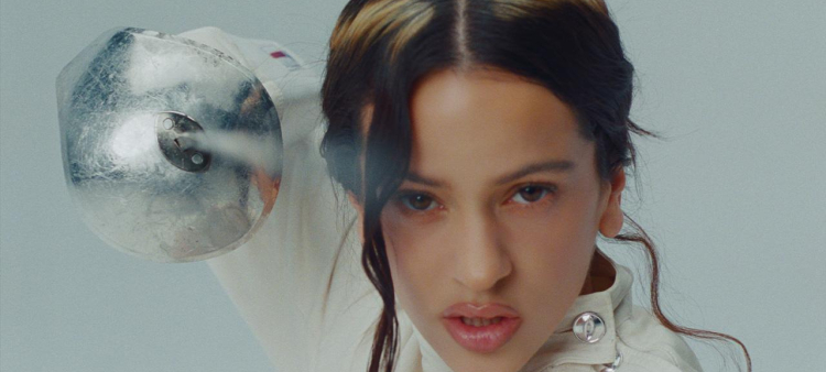 Imagen de Rosalía en el videoclip de "La Perla".