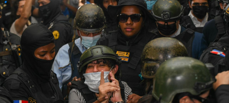 La imputada Ada Ledesma Ubiera sale de la sala de audiencias llorando tras el fallo del juez junto al resto de implicados en el caso Senasa.